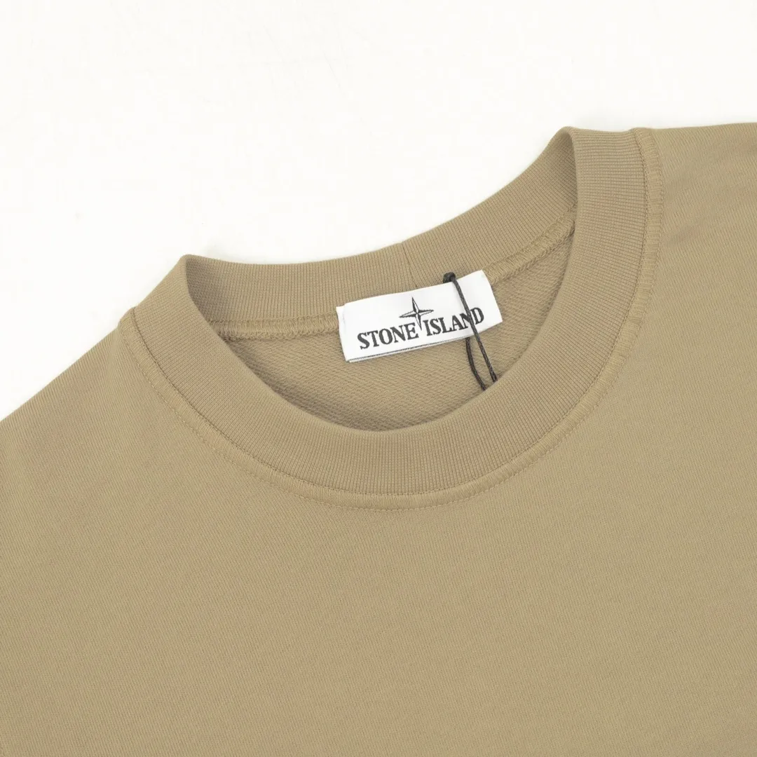 🅿️480 Stone Island 25FW reflective letter round neck sweatshirt is made of high-quality pure cotton fabric, which is not only soft to the touch, without any itch when close to the skin, but also has excellent performance. Moreover, the fabric has been specially treated to be wear-resistant and can still maintain good shape and color after multiple washes. The classic round neck design is simple and elegant, adapting to various face shapes and facial lines. The exquisite stitching on the cuffs and hem demonstrates the brand's ultimate pursuit of details. It is strong and durable and will not easily come off. Size: S-XL